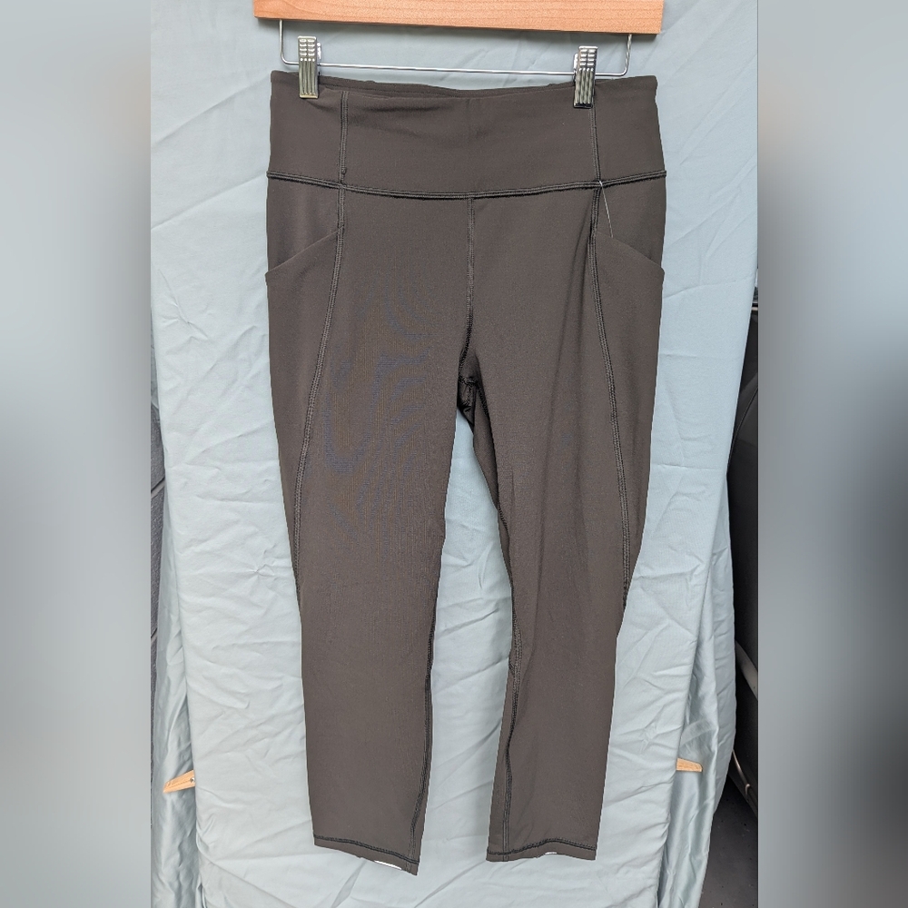 Lululemon Dark Green Cropped Length Leggings Size 8